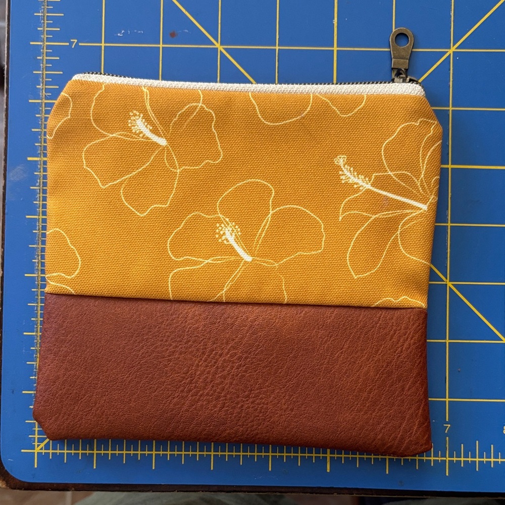 Sandy Feet Hawaii mini zippered clutch